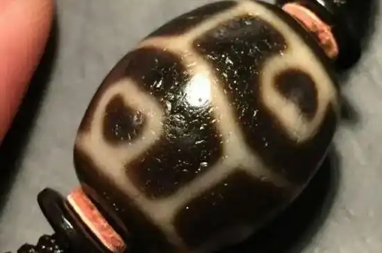 天珠用电筒光照鉴定