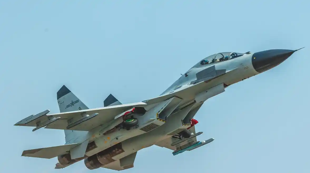 南部战区海军航空兵某旅便开展了围绕空战机动,仪表,区域防空战斗等多