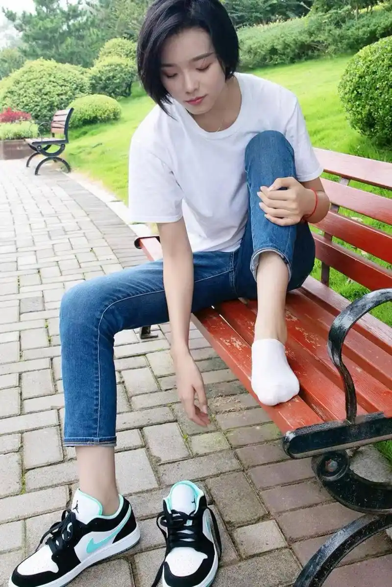 美女的脚是香的还是臭的?