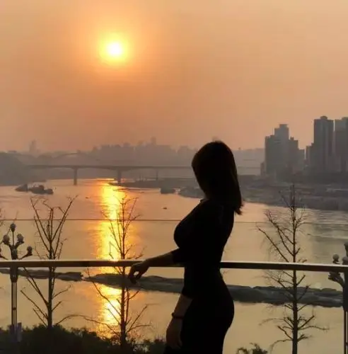 体校毕业女学生,疯狂健身塑形,"沙漏型"身材惹人羡慕