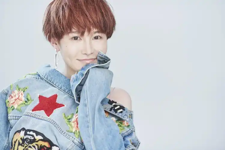 p>戴潆萱(萱萱),1989年7月30日出生于辽宁省沈阳市,中国内地流行女