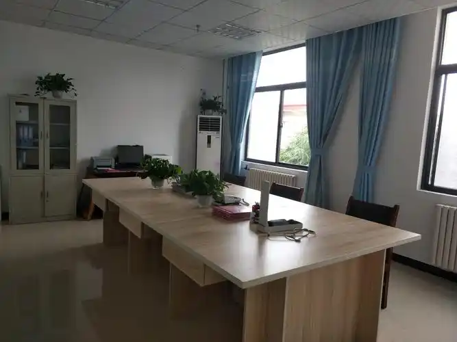 干净整洁的被褥裤 高大上的医生办公室 这里的医生24小时在岗,即使