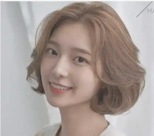 同时后面的头发却有很蓬松的效果,这样的整个女生卷发发型就洋气了