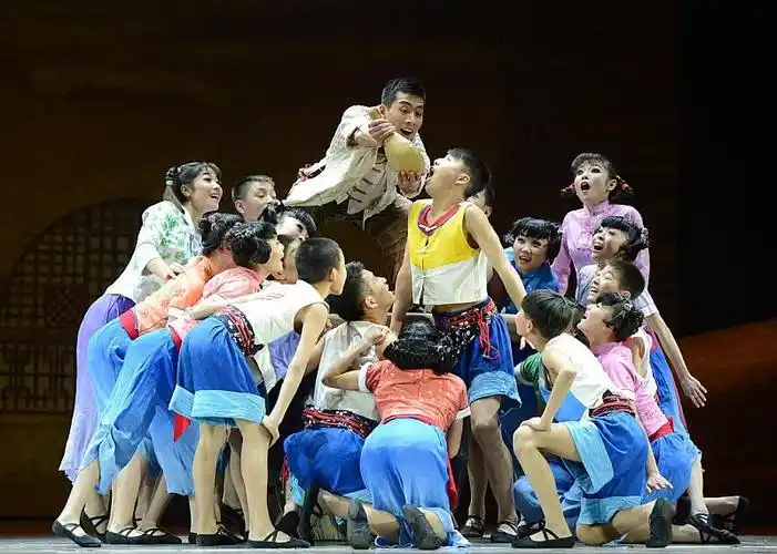 ( °  °) 表演形式:英文话剧 表演内容:以几个儿童故事 为基本题材