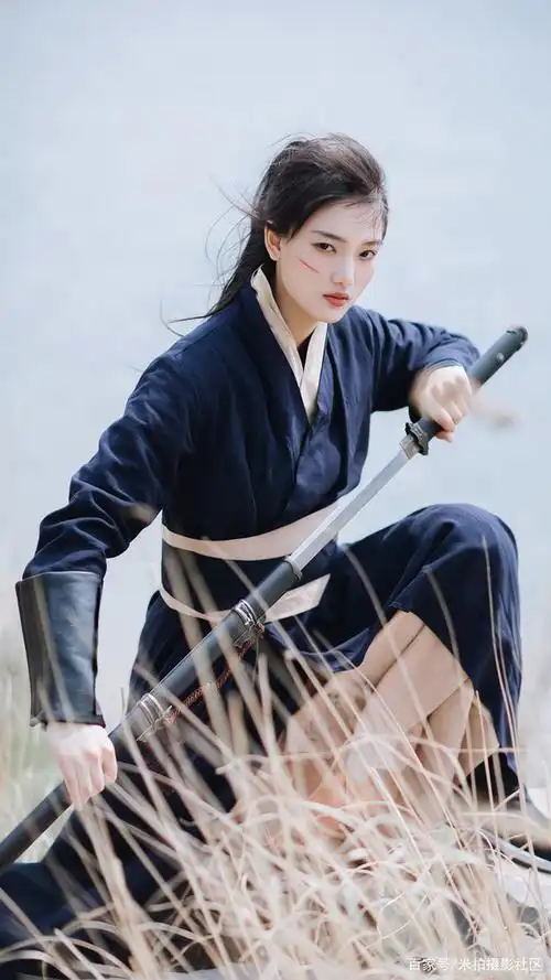 当女孩子穿上男装拍摄古风写真时,会有多帅气?