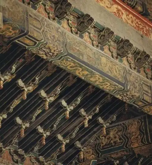 《太和殿溜金斗拱》故宫博物院太和殿前有宽阔的平台,称为丹陛,俗称月