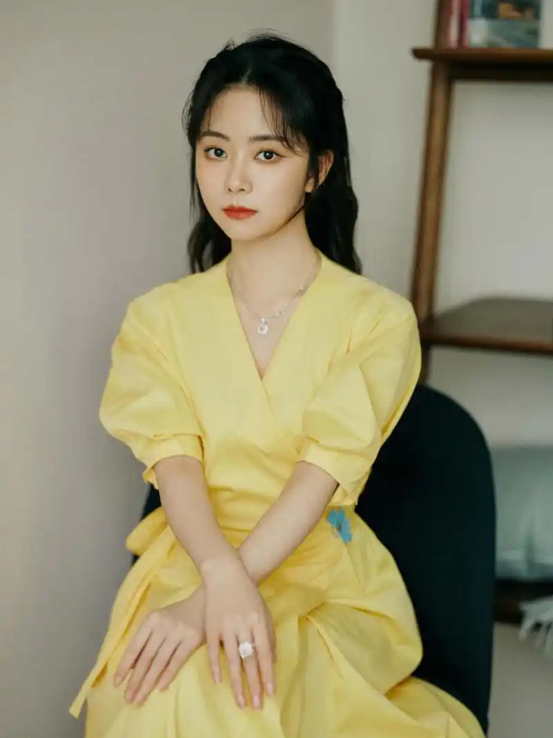 谭松韵身穿鹅黄色连衣裙犹如气质仙女,近日,谭松韵在为某个活动拍摄了