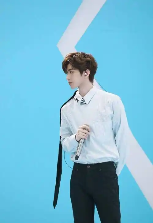 原创蔡徐坤最新写真照穿蓝色衬衫配条纹大衣撞色复古风领结好抢镜