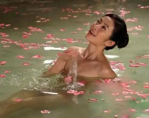 邓家佳《十全九美》沐浴戏朝太子朱笑天偏好木艺,一心想成为鲁班那样