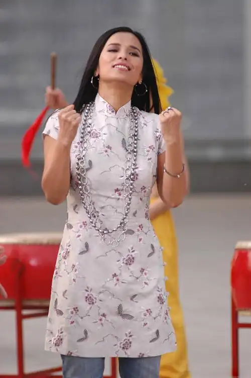 韦唯还是那么神采飞扬穿旗袍配牛仔裤戴两条超长链子真豪放