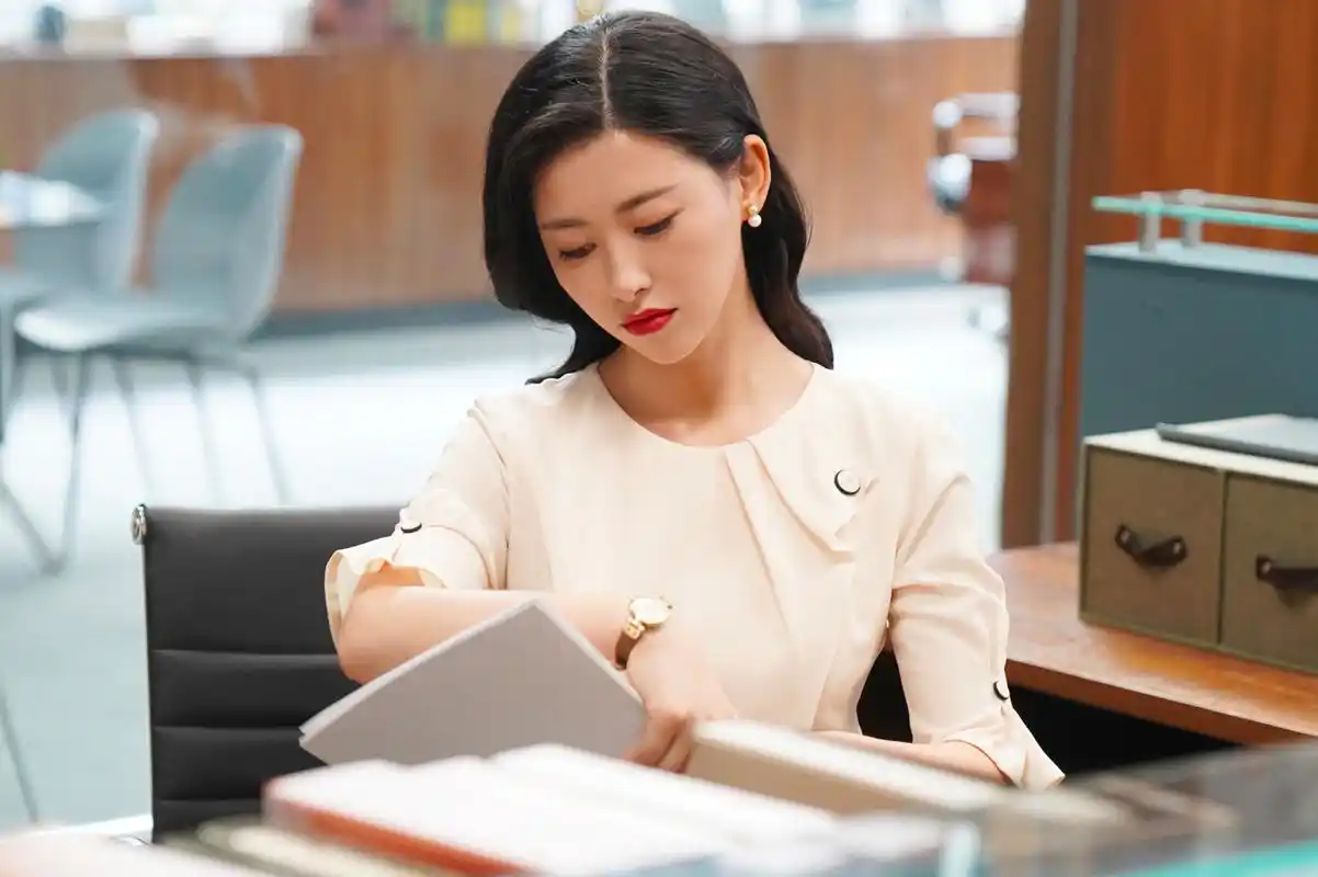 知性优雅,八面玲珑,职场女精英,造型小能手栗娜