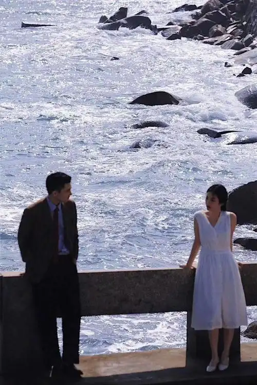 甜蜜浪漫情侣深情对视