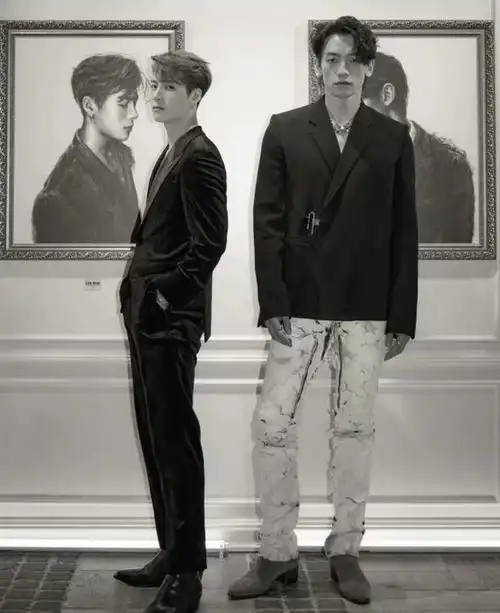 当蔡徐坤这位身高184厘米的俊朗少年,与身高180厘米的李晨并肩而立时