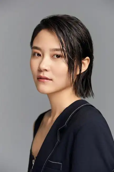 岳以恩超a写真曝光眼神坚定锁骨吸睛