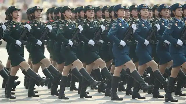 阅兵|女兵方队:全新编成 首次挂枪