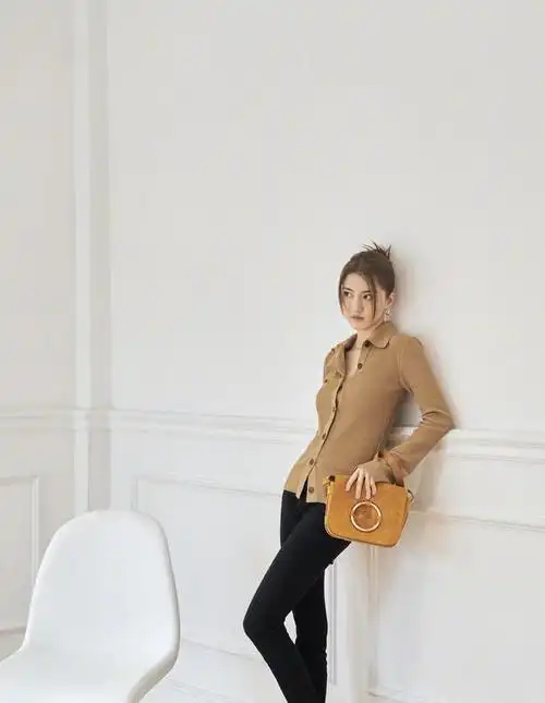 吴千语穿allblack出镜简洁中不失高级感身材曼妙更抢镜