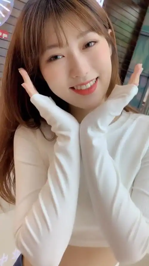 女生一定要往死里打扮,越漂亮越好,然后见一个爱一个,祸害一个是一个