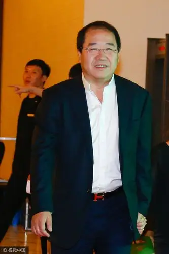 组图:英达"洗钱风波"后公开现身 与身边美女上演身高差