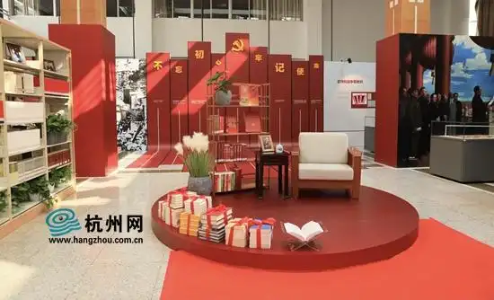 除常规图书外,还可以在党史书房内看到发展历史中不同版本的红色文献.