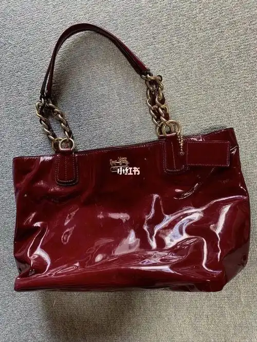 好看的酒红色漆皮包包