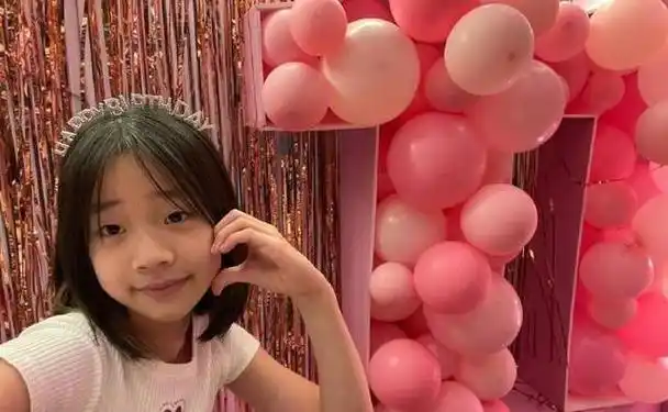 小s女儿11岁生日宴照曝光,对镜头比心甜笑,小蛮腰气质不输姐姐