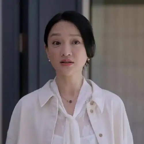 kcy48岁周迅配这耳环尽显女人味