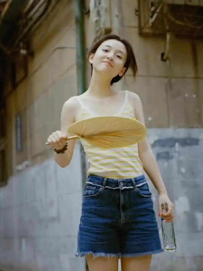 吴倩的这一组照片真的太适合春夏头像了, 清朗明澈,顾盼间光彩照人