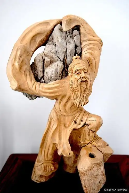 根雕是一种利用天然树根或树干,经过精心挑选,修整,打磨,上色等工艺