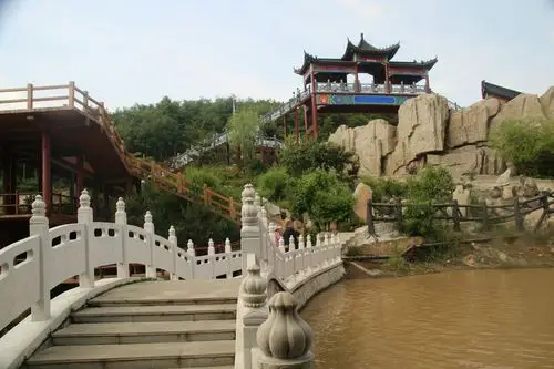 河南省南阳市方城县粮油街靠近宇信·时代银座天气预报