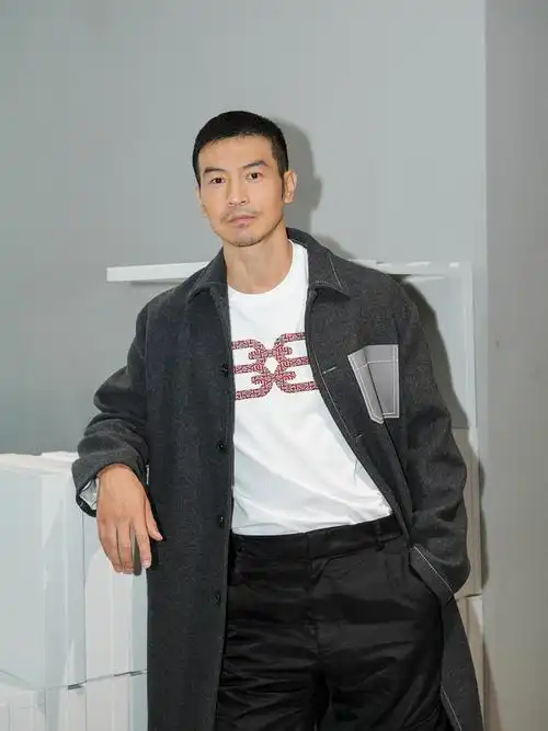 纪焕博亮相bally 2023春夏米兰时装秀 休闲混搭彰显绅士风度__凤凰网