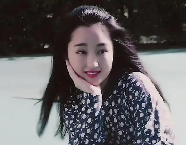 美颜掩饰不了杨钰莹的年龄,她的身材已经显露岁月痕迹!