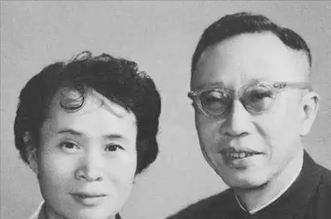 1995年李淑贤私自将丈夫溥仪骨灰移出八宝山让他与别的女人合葬