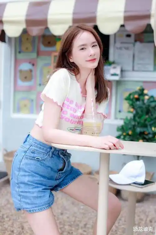 素人女子的日常生活照:甜美的笑容,清新阳光的模样格外养眼_长相_明星