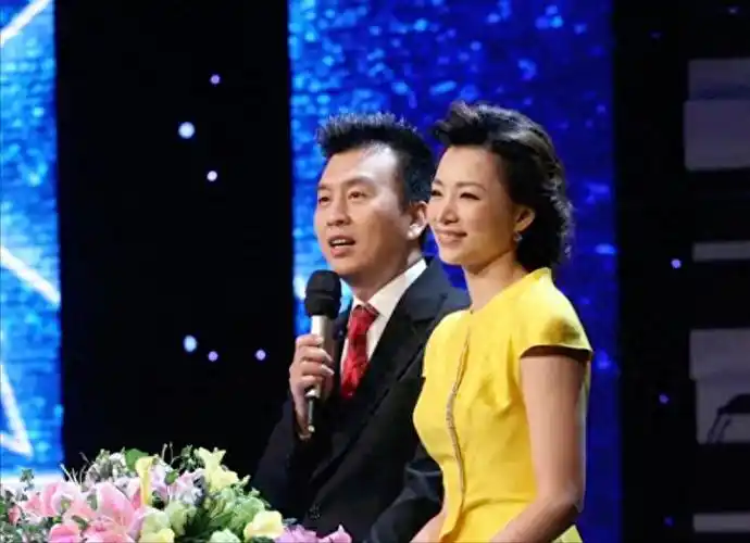 央视主持人张泽群55岁老来得子乐开花妻子身份是个谜