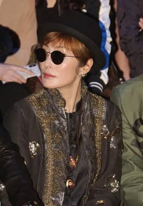 张敏虽然不年轻了,但是短发看着气质不俗,印花外套复古又大气_款式