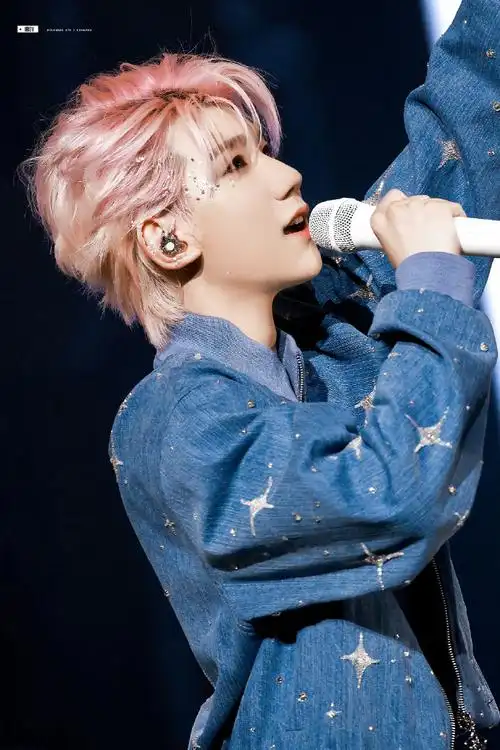 王源这两张图感觉不配字都不完整