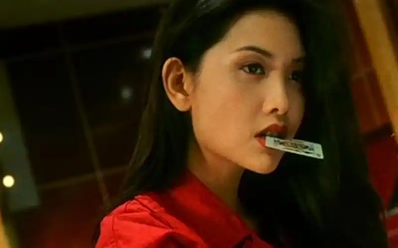 赌神:邱淑贞经典叼牌动作,女神上场,无人能敌_哔哩哔哩_bilibili