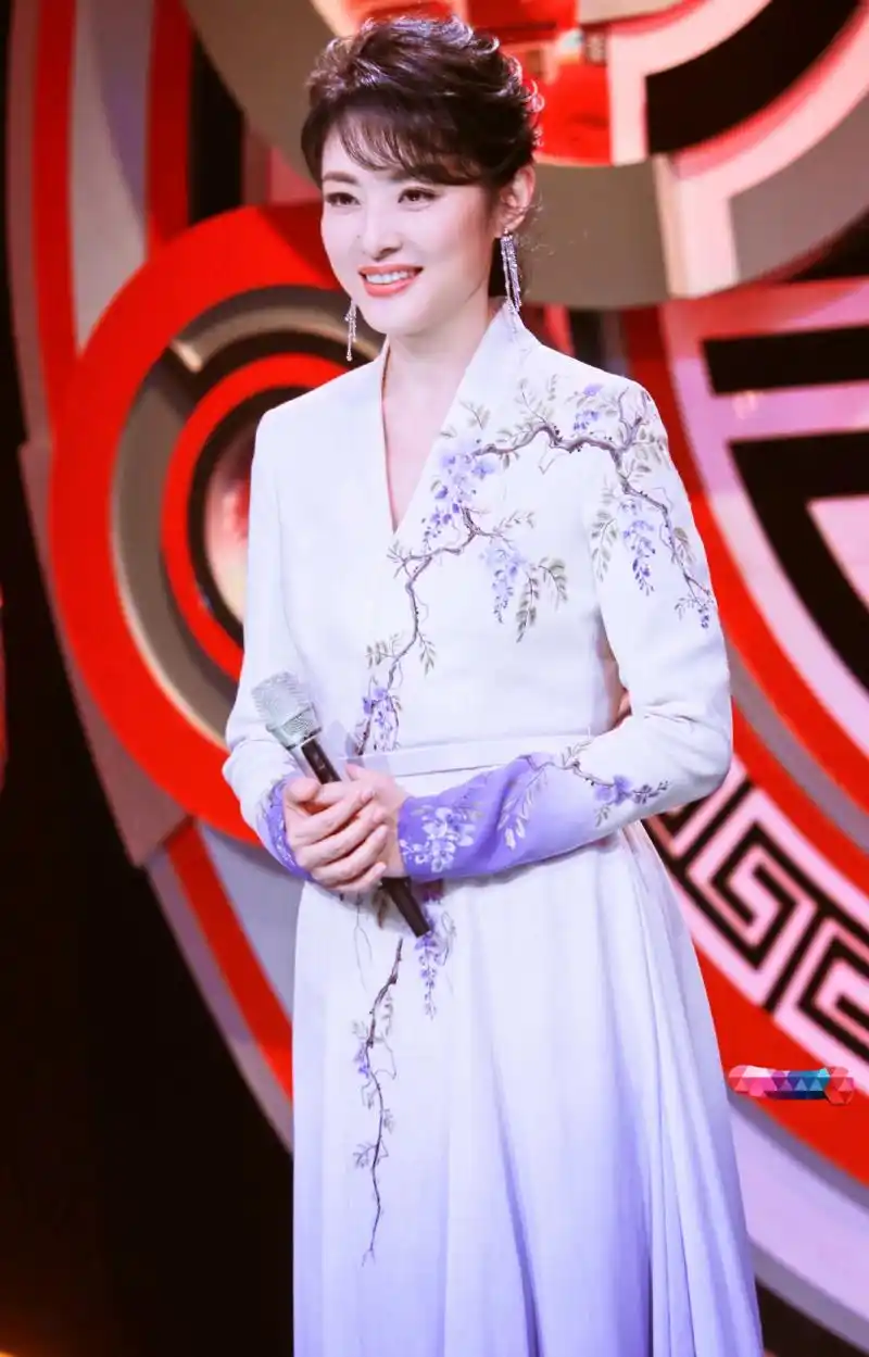 周涛春晚造型,身穿绣花长裙,配盘起的发型,端庄大气,温婉典雅,站在台