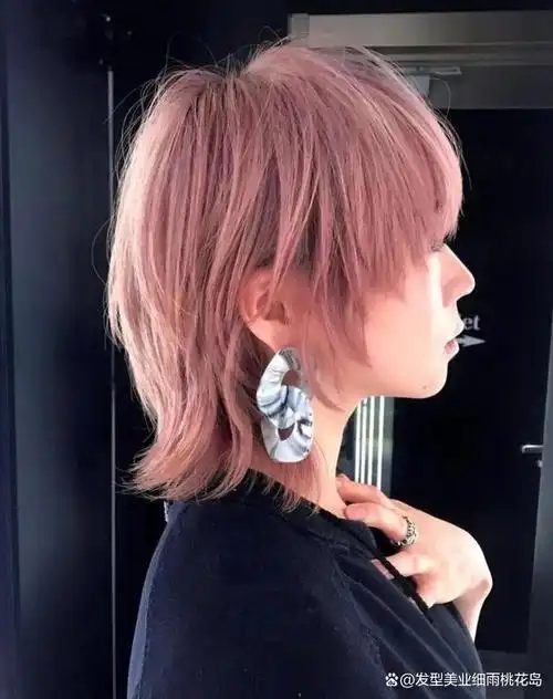 狼人鲻鱼头,甜又酷,这款发型特别流行,非常适合有个性的女生和男生.