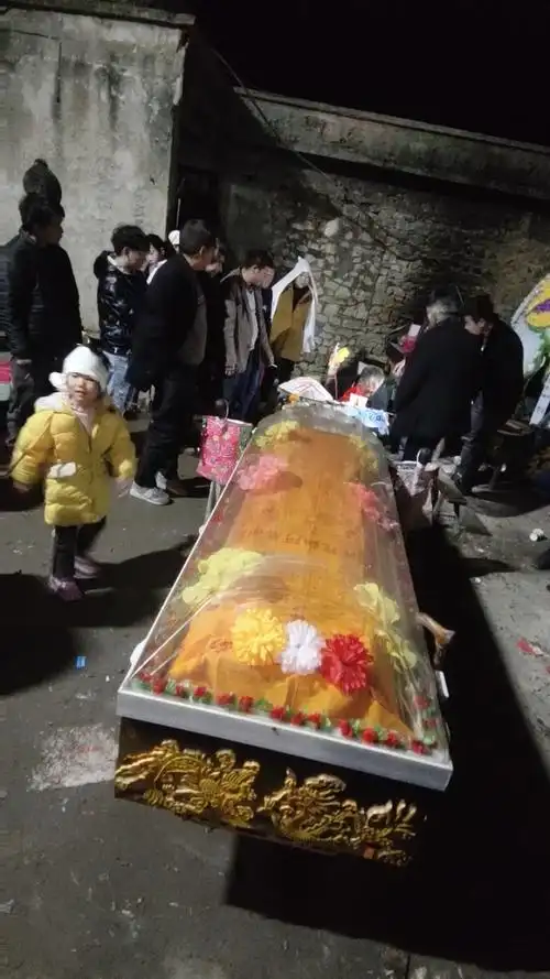 云南原始习俗高领老人86岁葬礼村里人有事大家帮,不约而来(孝子礼仪)3