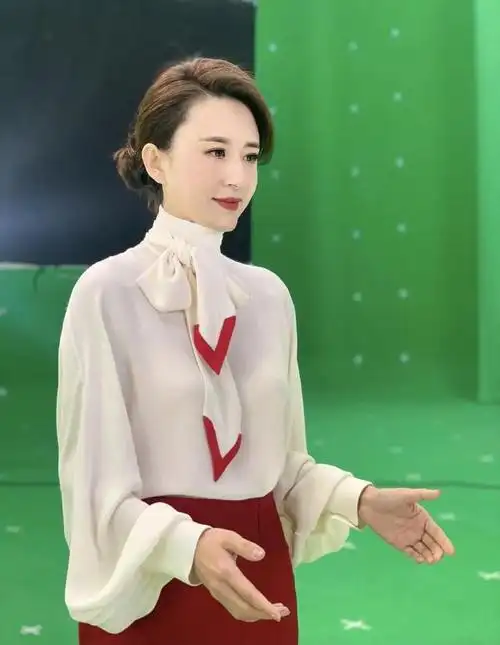 张蕾不愧是主持圈顶流,穿风衣叠穿拍时尚大片,高贵优雅,真漂亮