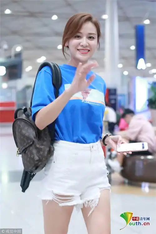 叶一茜t恤搭短裤显清新 甜美打招呼少女感十足