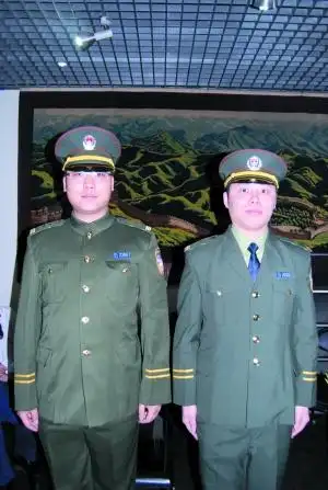 89式警服 裤子取消了两面三刀侧红裤线,红领章改为松枝衬托的红色盾牌