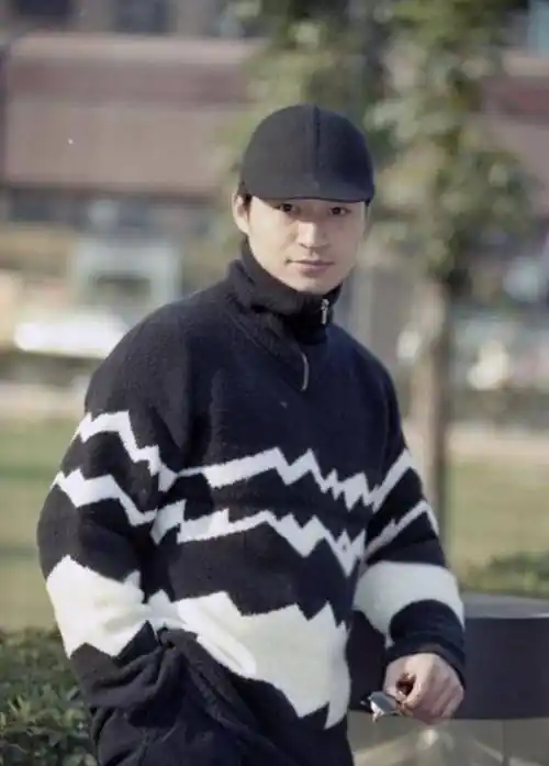 马景涛回老家辽宁献唱,裤子上露肚腩下拖泥,与年轻时判若两人