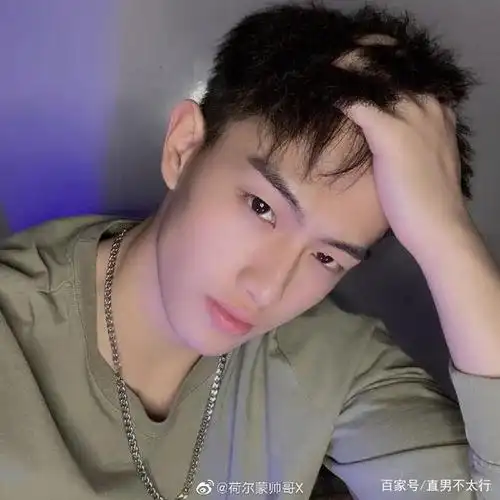 颜值身材都过硬的体育生帅哥,主要还有一个一样帅的双胞胎哥哥