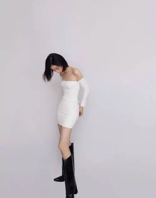 周雨彤活动生图,黑色细吊带身材衣时尚酷飒,目测不到90斤