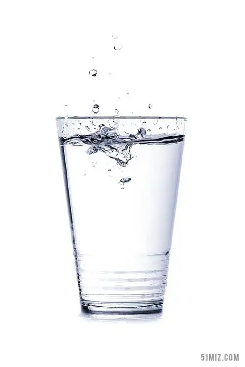 透明的玻璃水杯和水背景图片