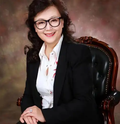 她与丈夫恩爱45年零绯闻,如今66岁直面衰老,比刻意扮嫩更美|赵静|新风