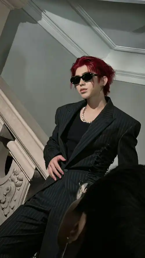 周##蔡徐坤红发#巴黎时装周又见@蔡徐坤吸睛红发搭配绑带收腰条纹西装