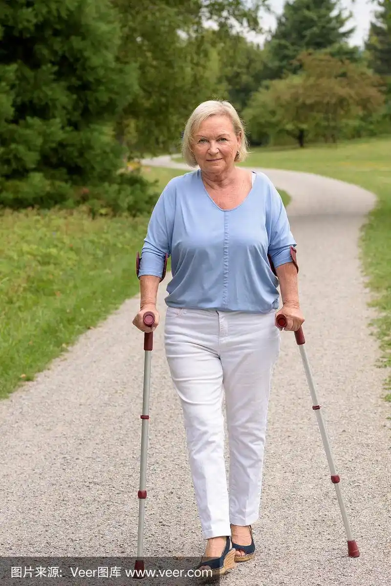 拄着两根拐杖走路的中年妇女